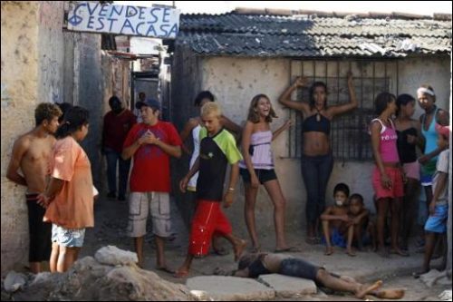 Eingang zu einer Favela - man kann lachen zu einer Leiche